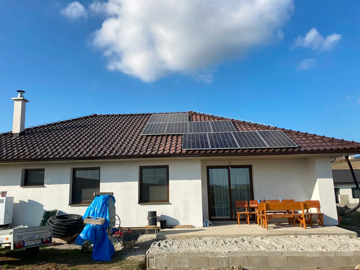 Fotovoltaické panely na rodinnom dome v okrese Trenčín, Trenčiansky kraj