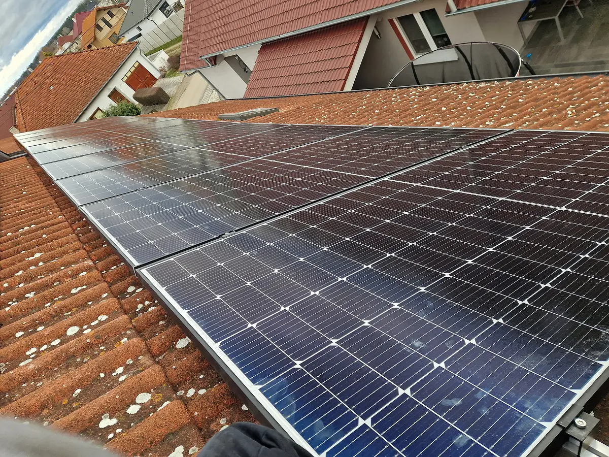 Fotovoltaika na firemnej budove v Senici, 10 kWp, šikmá škridlová strecha