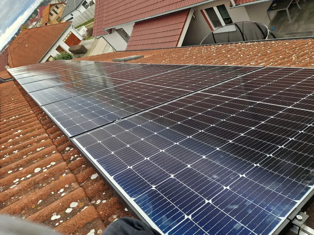 Fotovoltaika na rodinnom dome v Senici, 10 kWp, šikmá škridlová strecha