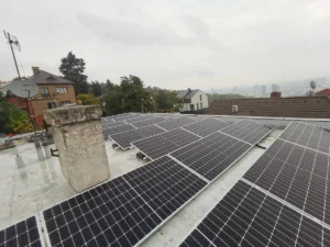 Fotovoltika na rodinnom dome s rovnou strechou v okrese Bratislava