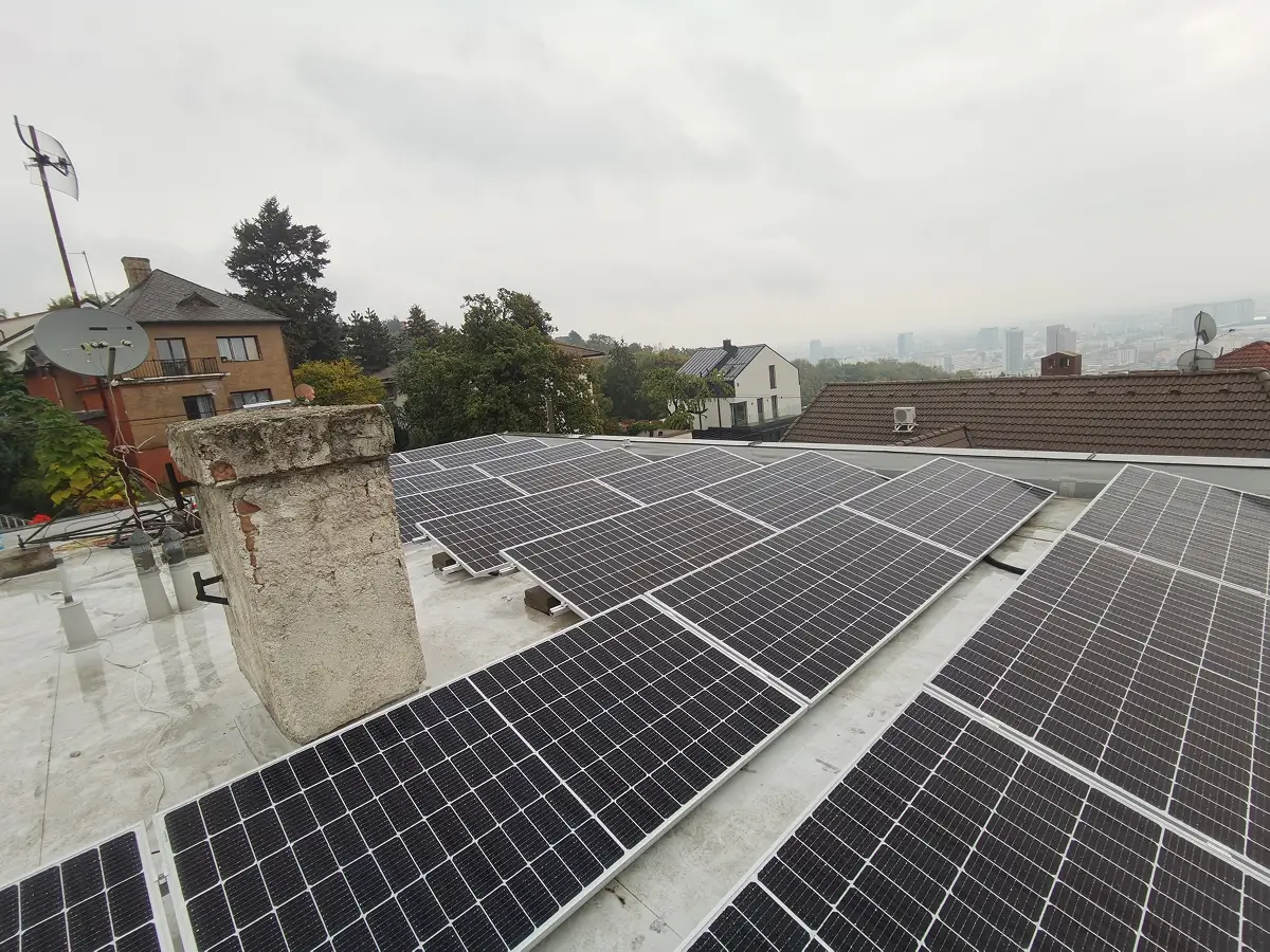 Fotovoltika na rodinnom dome s rovnou strechou v okrese Bratislava