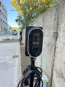 Nabíjacia stanica SEAK v stĺpikovom vyhotovení na firemnom parkovisku, Bratislava