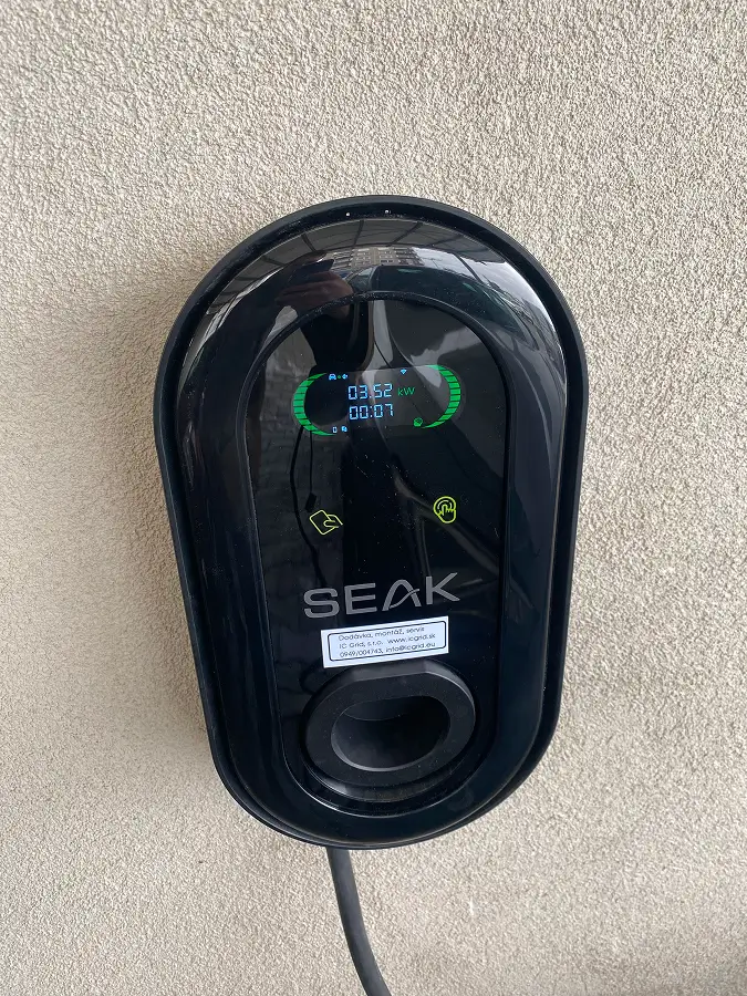 Inštalácia nabíjacej stanice SEAK pri firemnej budove v Liptovskom Mikuláši