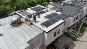 Fotovoltické panely Trenčín, fotovoltaika na rovnej streche rodinného domu