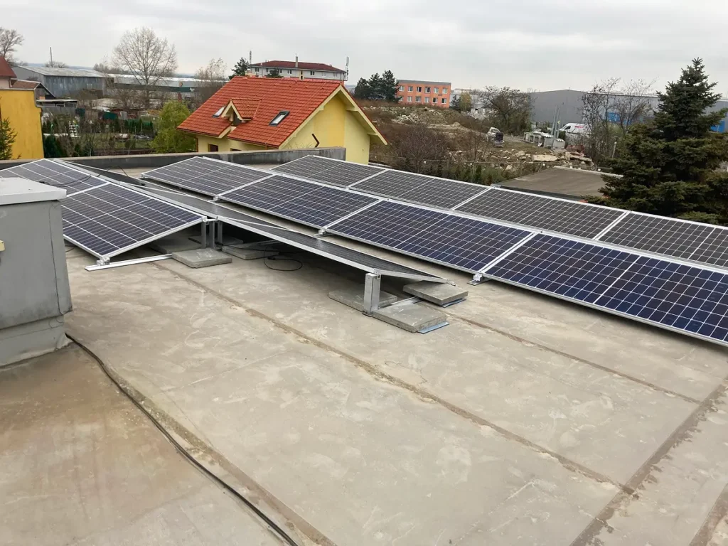 Fotovoltaické panely Canadian Solar na streche rodinného domu, Bratislava