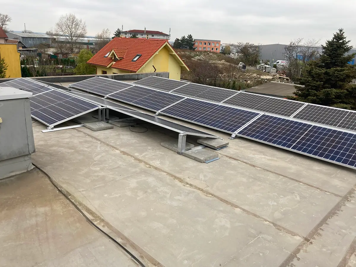 Fotovoltaické panely Canadian Solar na streche rodinného domu, Bratislava