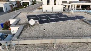 Fotovoltaika Trenčín, rodinný dom s rovnou strechou, fotovoltaické panely