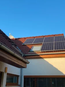 Montáž fotovoltaických panelov na šikmej škridlovej streche rodinného domu