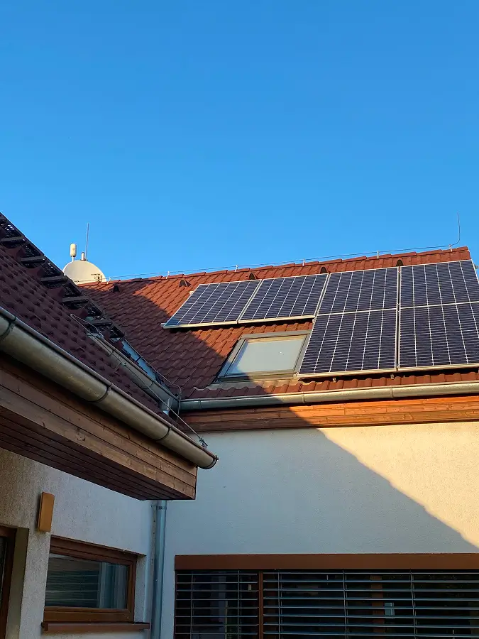 Montáž fotovoltaických panelov na šikmej škridlovej streche rodinného domu
