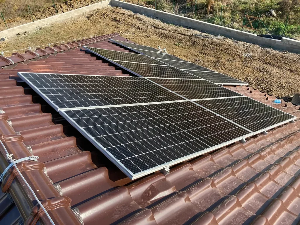 Montáž fotovoltaických panelov na šikmej škridlovej streche v Trenčíne