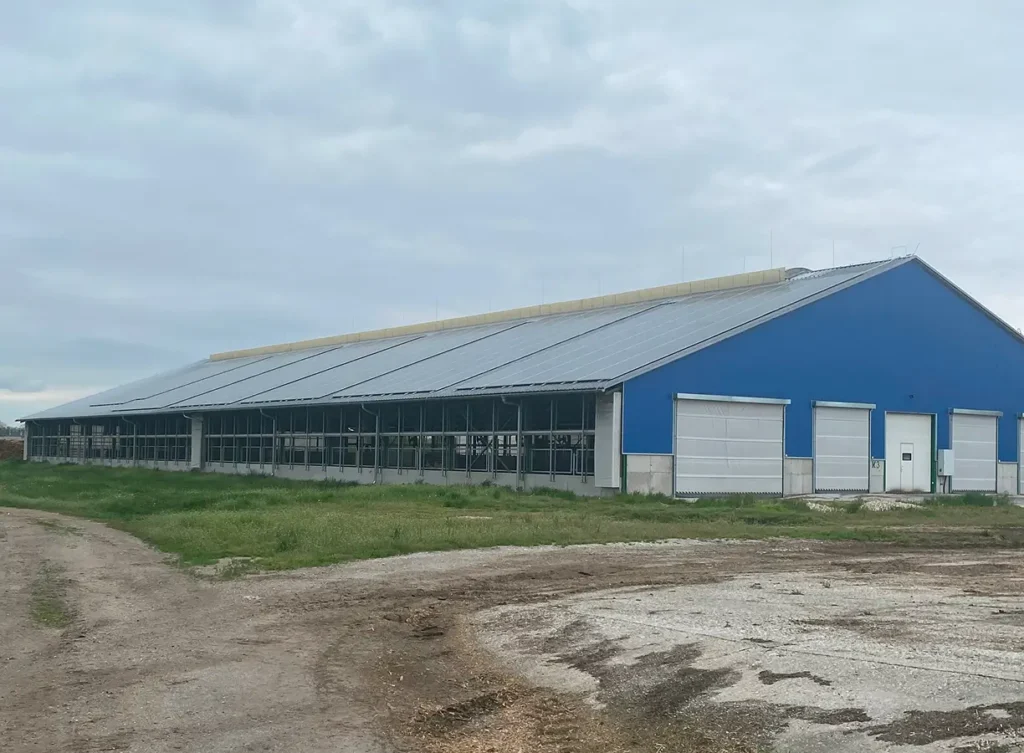 Fotovoltické panely na firemnej budove v Nitrianskom kraji, okres Komárno