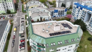 Montáž fotovoltaiky pre bytový dom na rovnej streche v Bratislave
