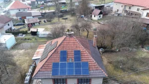 Fotovoltaické panely na dome v Brezne, Banskobystrický kraj, IC Grid recenzie