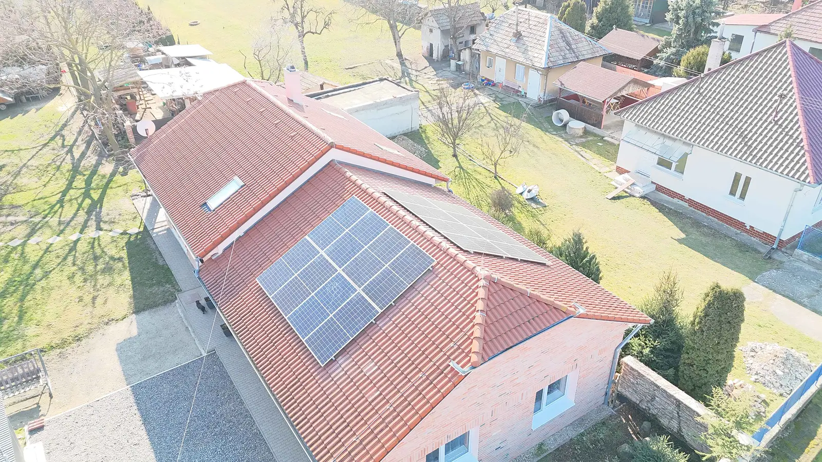 Fotovoltické panely na dome v Leviciach, Nitriansky kraj, IC Grid recenzie