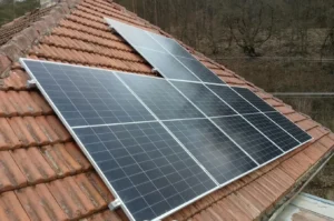 Montáž fotovoltických panelov DAH Solar na šikmú strechu v Brezne