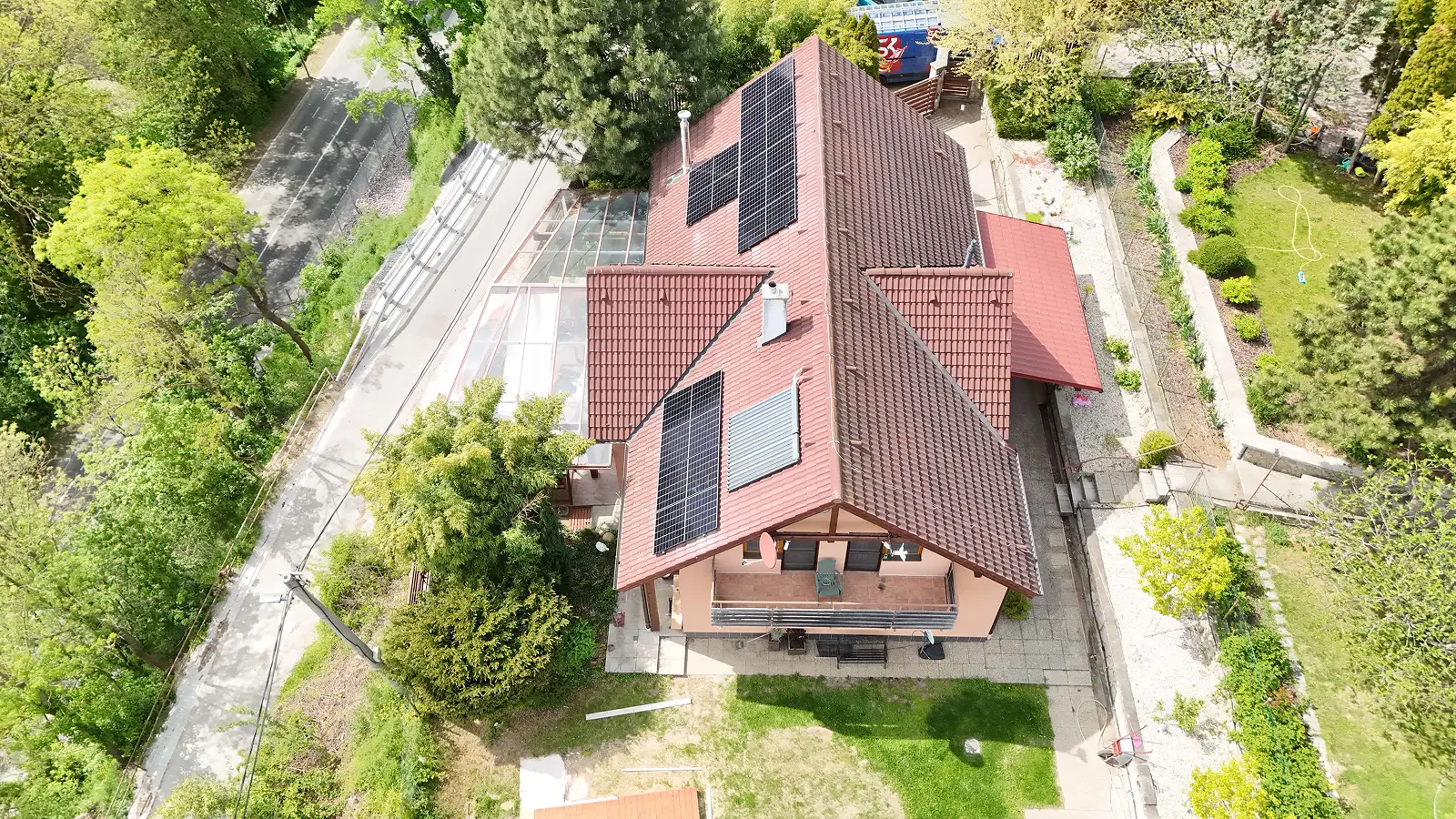 Inštalácia fotovoltických panelov na rodinnom dome v Bratislavskom kraji.