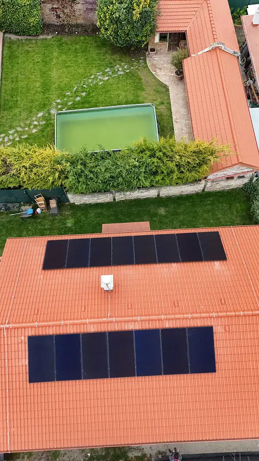 Inštalácia fotovoltických panelov na šikmej streche v Trnavskom kraji