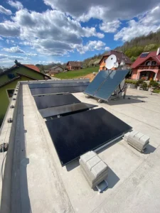 Fotovoltické panely Aiko pre rovnú strechu v Banskobystrickom kraji