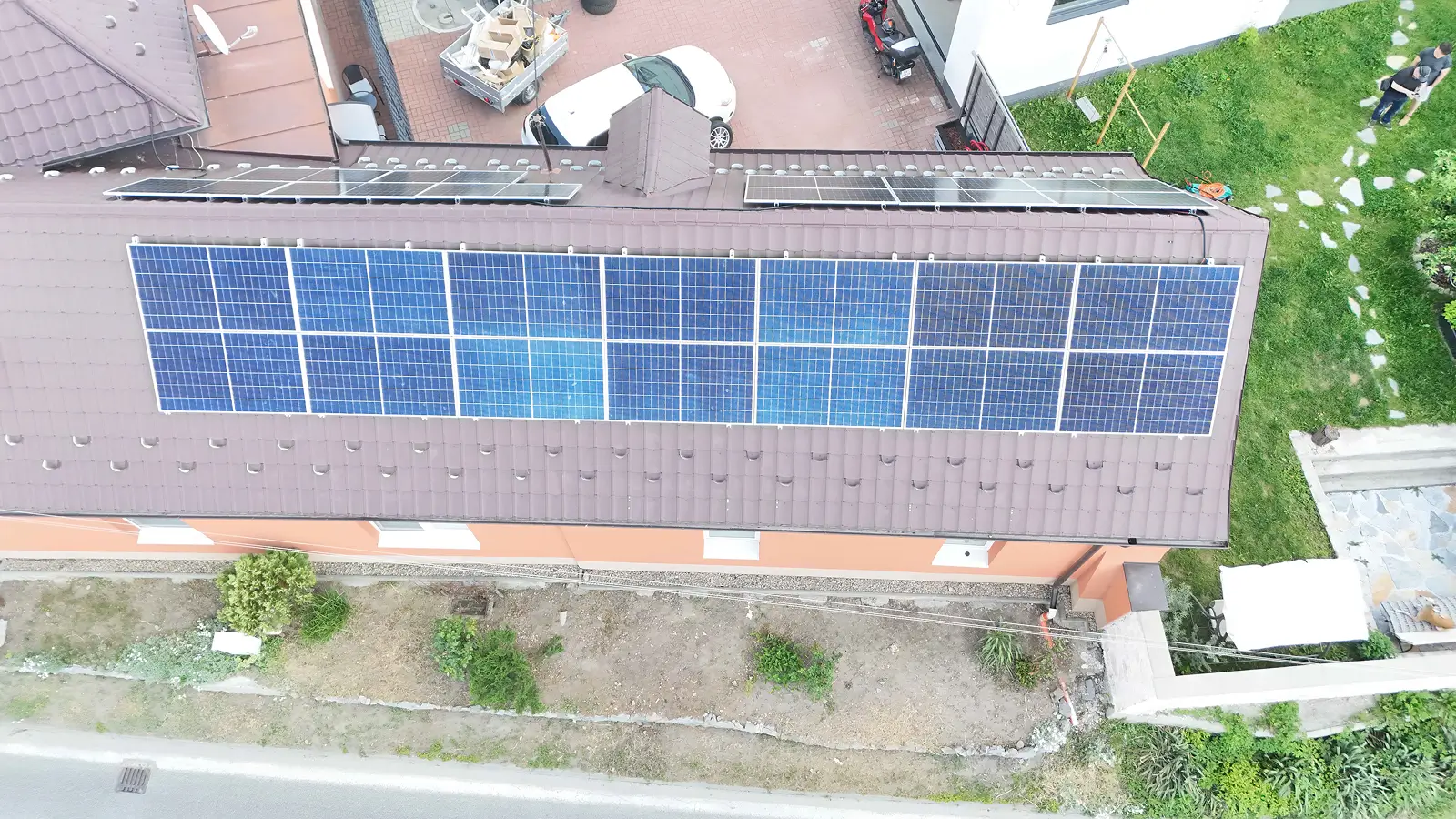 Nabíjacia stanica pre elektromobily pre maximálne využitie solárnej energie.