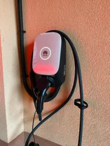 Inteligentná nabíjacia stanica pre elektromobily pri rodinnom dome v okrese Nové Mesto nad Váhom