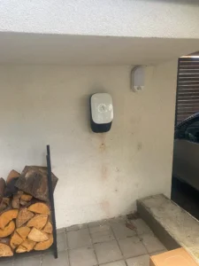 Nabíjacia stanica pre elektromobily Bratislava, nainštalovaná pri rodinnom dome