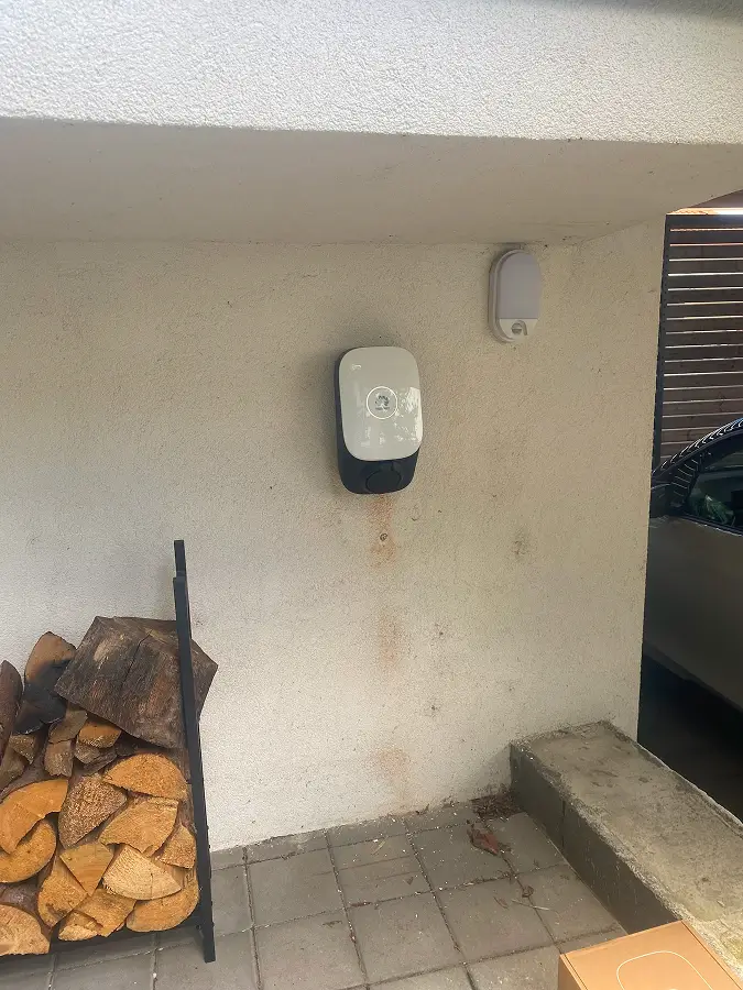 Nabíjacia stanica pre elektromobily Bratislava, nainštalovaná pri rodinnom dome